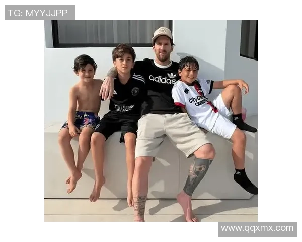 足球明星温馨瞬间抱娃照片集锦展现亲子情深与运动魅力